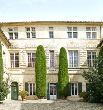 Maison Souleiado Depuis 1806, l’entreprise familiale Souleiado est bien plus qu’une marque emblématique de l’art de vivre en Provence, elle assume un rôle de protection, de conservation et de transmission de notre culture, de nos traditions.